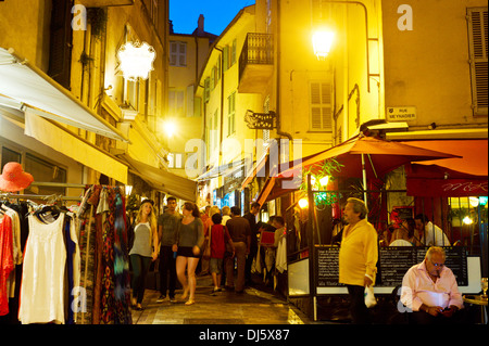 Les touristes visitent les magasins locaux dans le centre de la vieille ville de Cannes. Banque D'Images