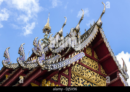 Lanna Naga Gable apex sur Ubosot , à Wat Phra That Hariphunchai , Lamphun Thaïlande Banque D'Images