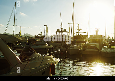 La journée ensoleillée d'automne dans une baie, luxury yachts amarrés à Cannes Banque D'Images