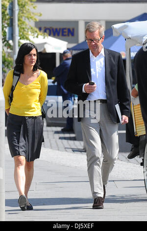 L'ancien président allemand Christian Wulff contrôler son téléphone mobile en marchant avec une fille non identifiée près de le mémorial de l'Holocauste à la Potsdamer Platz. Berlin, Allemagne - 13.08.2012 Banque D'Images