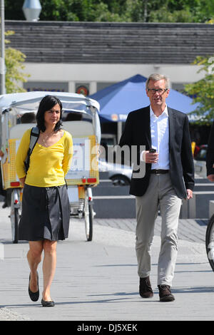 L'ancien président allemand Christian Wulff contrôler son téléphone mobile en marchant avec une fille non identifiée près de le mémorial de l'Holocauste à la Potsdamer Platz. Où : Berlin, Allemagne Quand : 13 août 2012 Banque D'Images