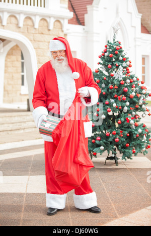 Santa Claus mise en sac actuel Banque D'Images