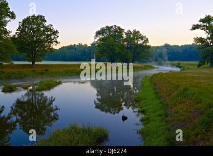 La rivière Neisse dans Parc Muskau, Bad Muskau, Haute Lusace, en Saxe, Allemagne Banque D'Images