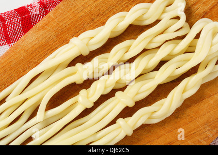 La cuisine slovaque - Fromage de chaîne en forme de petites tresses (Korbaciky) Banque D'Images
