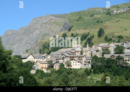 Vue Sur Le Village Alpin De La Grave Dans La Vallée De La Romanche Hautes-Alpes Alpes Alpes France Banque D'Images