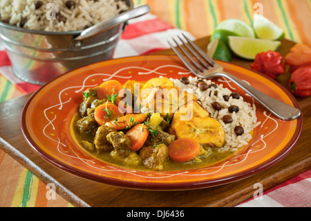 Chèvre au curry avec du riz et des pois gungo. L'alimentation de la Jamaïque Banque D'Images