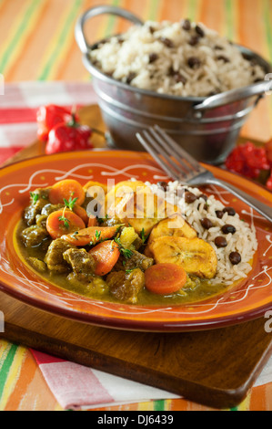 Chèvre au curry avec du riz et des pois gungo. L'alimentation de la Jamaïque Banque D'Images