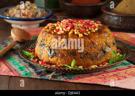 Maqlooba de poulet. L'envers le poulet et le riz le plat. Middle East Food Banque D'Images