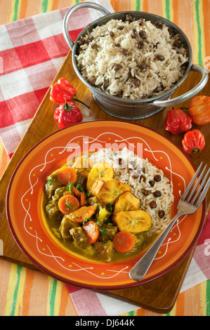 Chèvre au curry avec du riz et des pois gungo. L'alimentation de la Jamaïque Banque D'Images