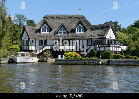 Riverside maison avec un toit de chaume, Horning, Norfolk, Angleterre, Royaume-Uni, UK, Europe Banque D'Images