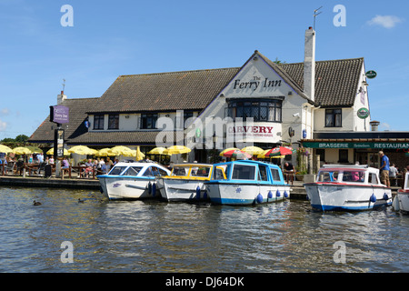 Bateaux amarrés sur la rivière Bure à côté du Ferry Inn Public House, Horning, Norfolk, Angleterre, Royaume-Uni, UK, Europe Banque D'Images