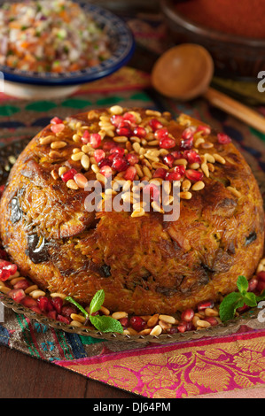 Maqlooba de poulet. L'envers le poulet et le riz le plat. Middle East Food Banque D'Images