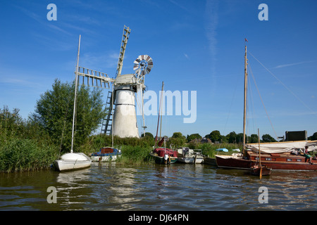 Les bateaux de plaisance, digue Thurne, moulin de drainage Thurne, Norfolk, Angleterre, Royaume-Uni, UK, Europe Banque D'Images