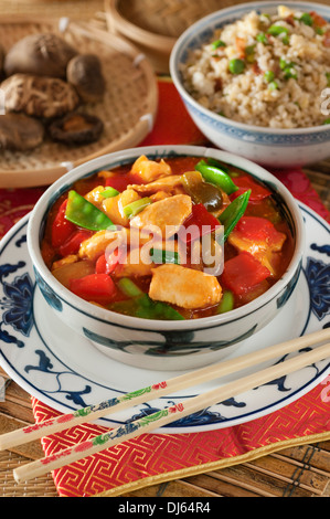 Poulet aigre-doux riz frit aux oeufs. La cuisine chinoise. Banque D'Images