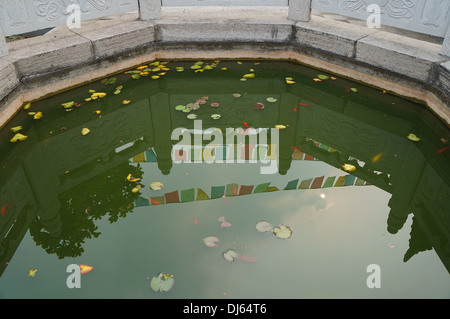Reflet dans un étang à un temple chinois, Xi'an, Chine Banque D'Images