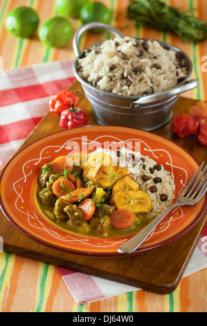 Chèvre au curry avec du riz et des pois gungo. L'alimentation de la Jamaïque Banque D'Images