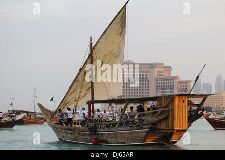 DOHA, QATAR, Nov 21, 2012 : un boutre de Bahreïn met les voiles au cours de la 3e édition du Festival culturel Katara en Dhow au village, à la périphérie de la capitale du Qatar Crédit : Art du voyage/Alamy Live News Banque D'Images