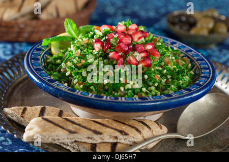 Taboulé. Persil, menthe et salade de boulgour Banque D'Images