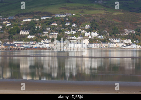 Aberdovey vu de l'autre côté de la rivière Dyfi réserve naturelle de Ynyslas Banque D'Images