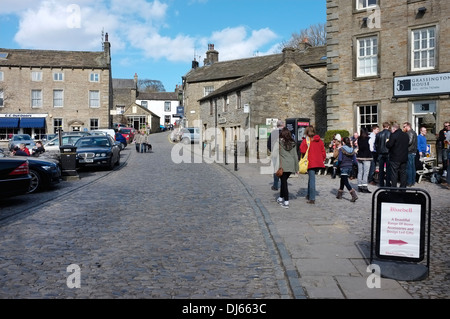 La rue principale de Grassington, un village dans le Yorkshire Dales. L'Angleterre Banque D'Images