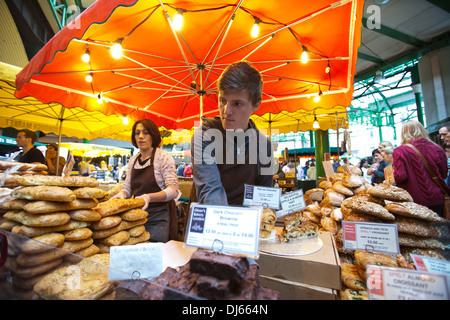 Vendeur de pain à Borough Market - la célèbre artisan Farmers Market, Southwark Southbank London, England Banque D'Images