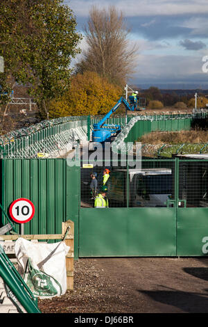 Barton Moss, Eccles, Manchester, Royaume-Uni. 22 novembre 2013. Clôtures en acier, filets et fil de rasoir à l'entrée du site d'IGAS Energy Drill à Barton Moss à Salford, Manchester. L'attention se déplace vers le nord-ouest où IGAS Energy va commencer à forer bientôt pour explorer le méthane. Un petit nombre de manifestants du groupe anti-fracturation de gaz de schiste ont installé des tentes et installé un camp près du site de forage de gaz prévu à Salford. L'IGA a l'autorisation de Salford pour le forage exploratoire et de Trafford council pour l'extraction du méthane de houille sur un site adjacent à Davyhulme. Banque D'Images