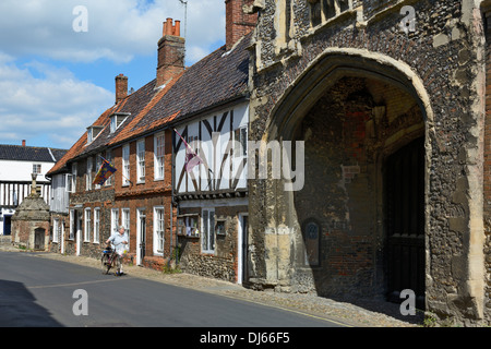 Ancienne Abbaye entrée et maisons médiévales à pans de bois, High Street, Little Walsingham, Norfolk, Angleterre, Royaume-Uni, Europe Banque D'Images