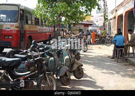 Les scooters et N. chefs garé dans les rues de New Delhi en Inde. Banque D'Images