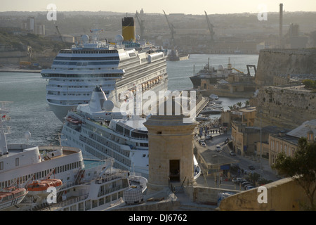 Costa Favolosa, bateau de croisière amarré dans le Grand Port de plaisance de La Valette, Malte Banque D'Images