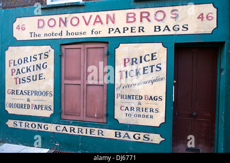 Façade de Donovan Bros Paper Bag Shop, Crispin Street, Tower Hamlets, London, UK, E1. Banque D'Images