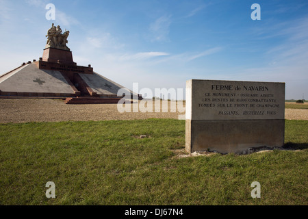 L'ossuaire monument 'La Ferme de Navarin' avec la plaque commémorative Banque D'Images