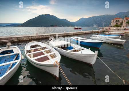 Les bateaux de pêche amarrés à flotteur à Perast ville. Baie de Kotor, Monténégro Banque D'Images