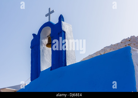 Clocher blanc traditionnel à Oia, Santorin en Grèce Banque D'Images