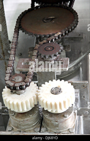 Les vitesses de la machine attachée à la chaîne dans une usine industrielle. Banque D'Images