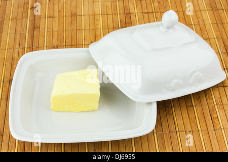 Plat ovale avec le bouchon d'huile sur une serviette en bambou Banque D'Images