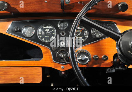 Rover 10 sports tourer 1930 voiture britannique classique et les cadrans du tableau de bord en bois Banque D'Images