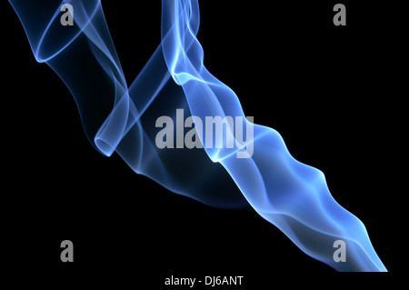 Fumée bleue sur le fond noir. Les vagues bleu lisse de fumée. Banque D'Images