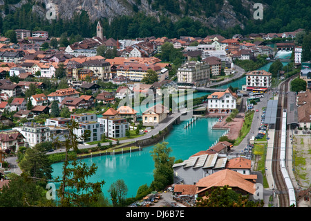 La Suisse, dans le canton de Berne. Dans l'Oberland bernois, Interlaken. Aare, liaison entre les lacs de Thoune et de Brienz. Banque D'Images