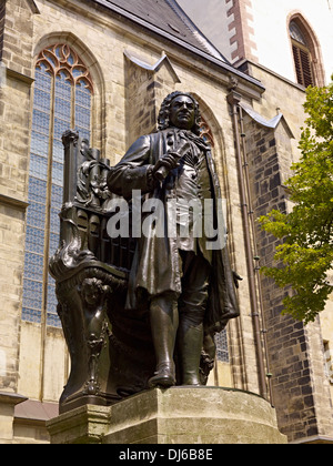 Bach monument situé en face de l'église Saint-Thomas de Leipzig, Saxe, Allemagne Banque D'Images