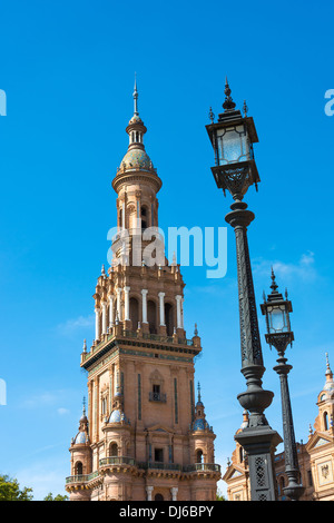 Tour de l'horloge à Plaza de España, dans le centre de Séville, en Espagne, une attraction touristique majeure. Banque D'Images