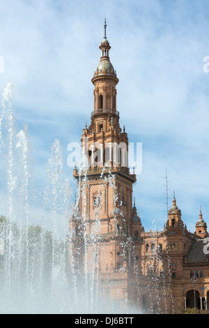 Plaza de España, dans le centre de Séville, en Espagne, une attraction touristique montrant la tour de l'horloge et la fontaine. Banque D'Images