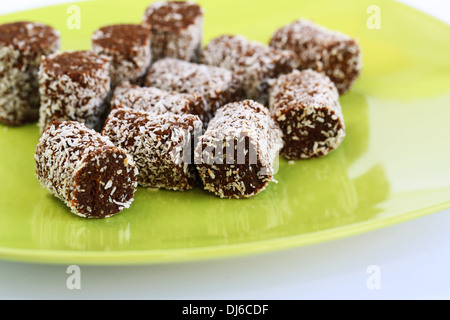 La noix de coco et au chocolat sur plaque verte. Banque D'Images