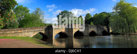 Vue d'été le long de la rivière de la rivière Wye à Bakewell Ville, Parc national de Peak District, Derbyshire Dales, England, UK. Banque D'Images