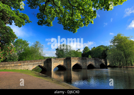 Vue d'été le long de la rivière de la rivière Wye à Bakewell Ville, Parc national de Peak District, Derbyshire Dales, England, UK. Banque D'Images