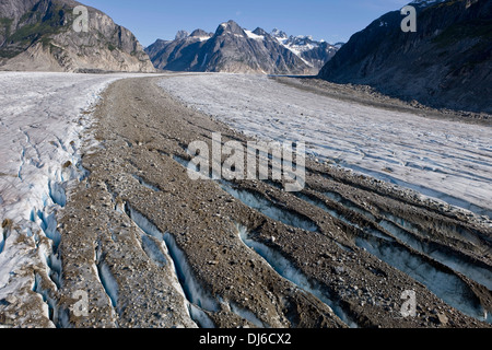 Vue aérienne d'une moraine médiane sur le Glacier Gilkey comme il serpente vers le bas de la Juneau Icefield dans le Sud-Est de l'Alaska Banque D'Images