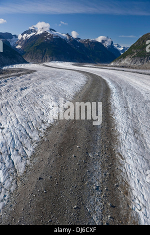 Vue aérienne d'une moraine médiane sur le Glacier Gilkey comme il serpente vers le bas de la Juneau Icefield dans le Sud-Est de l'Alaska Banque D'Images