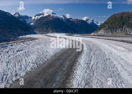 Vue aérienne d'une moraine médiane sur le Glacier Gilkey comme il serpente vers le bas de la Juneau Icefield dans le Sud-Est de l'Alaska Banque D'Images