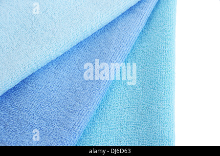Trois serviettes bleu isolé sur fond blanc. Banque D'Images