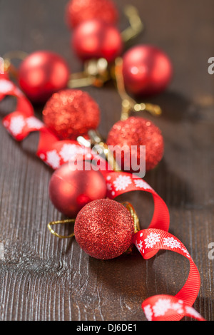 Les petites boules de Noël rouge sur une table en bois Banque D'Images