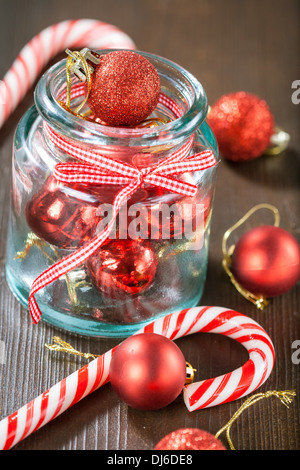 Les petites boules de Noël rouges et des cannes de bonbon Banque D'Images